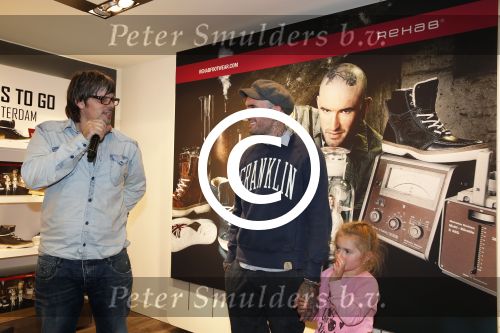 Amsterdam 8 november 2012
Presentatie Rehab Ben Saunders schoenen. Ook zijn dochter Stacey en ouders zijn aanwezig.
Peter Smulders bv