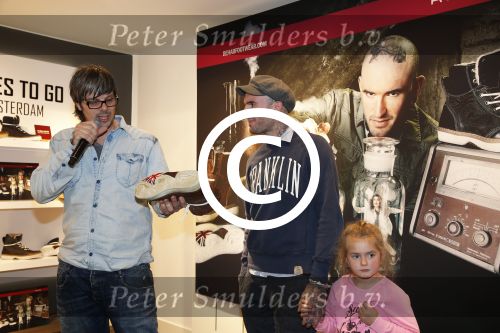 Amsterdam 8 november 2012
Presentatie Rehab Ben Saunders schoenen. Ook zijn dochter Stacey en ouders zijn aanwezig.
Peter Smulders bv