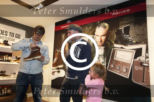 Amsterdam 8 november 2012
Presentatie Rehab Ben Saunders schoenen. Ook zijn dochter Stacey en ouders zijn aanwezig.
Peter Smulders bv