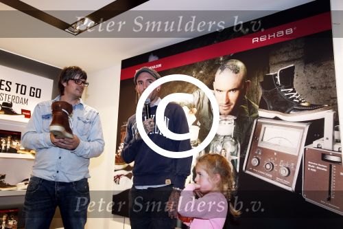 Amsterdam 8 november 2012
Presentatie Rehab Ben Saunders schoenen. Ook zijn dochter Stacey en ouders zijn aanwezig.
Peter Smulders bv