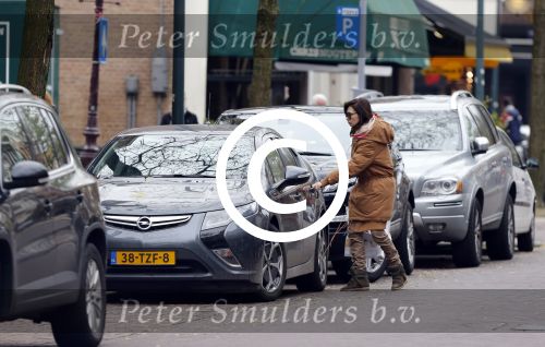 Amsterdam 9 november 2012
Carice v Houten doet boodschappen op de cornelis schuytstraat en vertrekt met haar electrische opel Ampera.
Peter Smulders bv