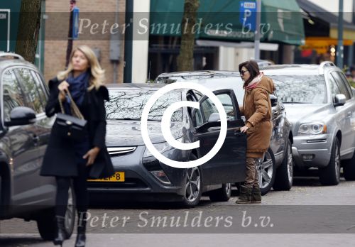 Amsterdam 9 november 2012
Carice v Houten doet boodschappen op de cornelis schuytstraat en vertrekt met haar electrische opel Ampera.
Peter Smulders bv