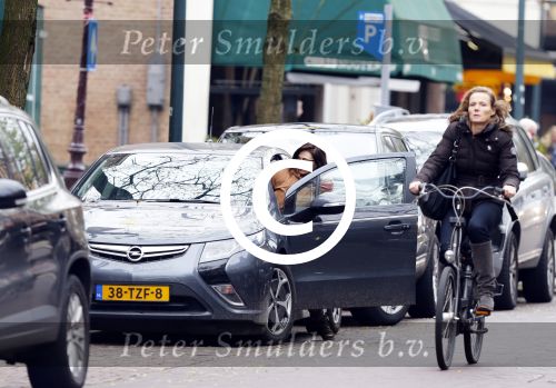 Amsterdam 9 november 2012
Carice v Houten doet boodschappen op de cornelis schuytstraat en vertrekt met haar electrische opel Ampera.
Peter Smulders bv