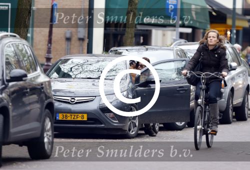 Amsterdam 9 november 2012
Carice v Houten doet boodschappen op de cornelis schuytstraat en vertrekt met haar electrische opel Ampera.
Peter Smulders bv