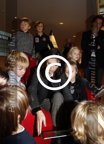 Amsterdam 13 november 2012
Presentatie Douwe Egberts sinterklaasboeken in de bibliotheek
met Carice v Houten Jan Terlouw Herman Finkers en Winston Gerschtanowitz.
Peter Smulders bv