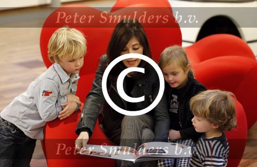 Amsterdam 13 november 2012
Presentatie Douwe Egberts sinterklaasboeken in de bibliotheek
met Carice v Houten Jan Terlouw Herman Finkers en Winston Gerschtanowitz.
Peter Smulders bv