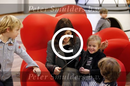 Amsterdam 13 november 2012
Presentatie Douwe Egberts sinterklaasboeken in de bibliotheek
met Carice v Houten Jan Terlouw Herman Finkers en Winston Gerschtanowitz.
Peter Smulders bv