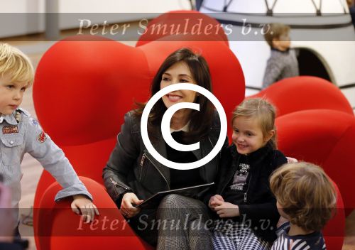 Amsterdam 13 november 2012
Presentatie Douwe Egberts sinterklaasboeken in de bibliotheek
met Carice v Houten Jan Terlouw Herman Finkers en Winston Gerschtanowitz.
Peter Smulders bv