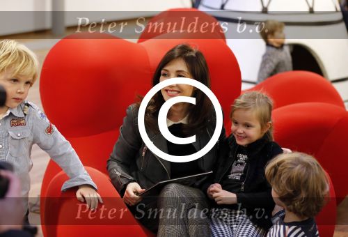 Amsterdam 13 november 2012
Presentatie Douwe Egberts sinterklaasboeken in de bibliotheek
met Carice v Houten Jan Terlouw Herman Finkers en Winston Gerschtanowitz.
Peter Smulders bv