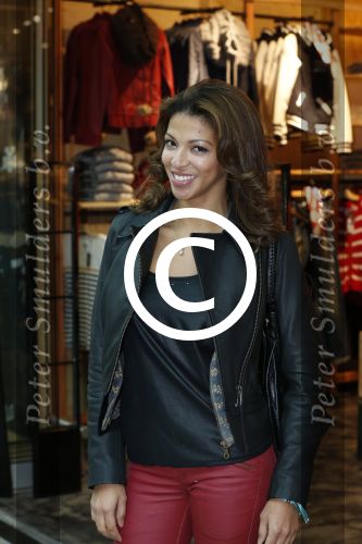 Schiphol 2 november 2012
Opening america Today winkel op schiphol door Roland Kahn en Otto Ambagtsheer. aanwezig ook zijn nieuwe vriendin Carolina Rios
Peter Smulders bv