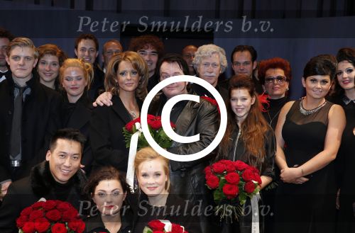Amsterdam 11 november 2012
Premiere Zij gelooft in mij in het nieuwe de la mar. cast met oa Martijn Fischer Chantal janzen Hajo Bruins en Cees Geel. Rachel Dre en Roxeanne Hazes waren natuurlijk aanwezig.
Peter Smulders bv