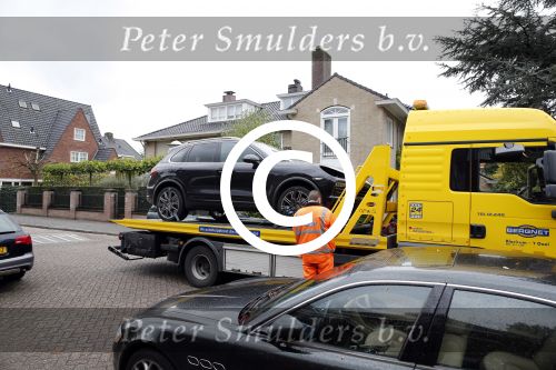 Amsterdam 1 november 2012
De lampen zijn uit de porsche cayenne van Estelle Cruijff gestolen terwijl de auto voor haar huis stond.
Peter Smulders bv