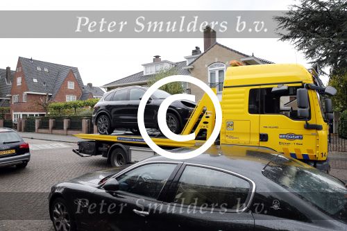 Amsterdam 1 november 2012
De lampen zijn uit de porsche cayenne van Estelle Cruijff gestolen terwijl de auto voor haar huis stond.
Peter Smulders bv