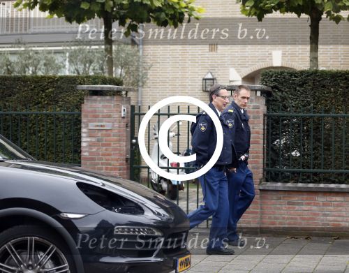 Amsterdam 1 november 2012
De lampen zijn uit de porsche cayenne van Estelle Cruijff gestolen terwijl de auto voor haar huis stond.
Peter Smulders bv