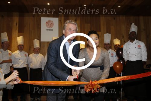 Amsterdam 31 oktober 2012
Hans Breukhoven neemt cheque in ontvangst bij restaurant Vandaag.
Peter Smulders bv