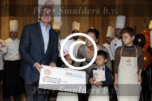 Amsterdam 31 oktober 2012
Hans Breukhoven neemt cheque in ontvangst bij restaurant Vandaag.
Peter Smulders bv