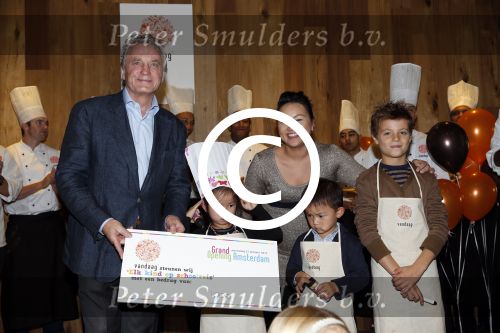Amsterdam 31 oktober 2012
Hans Breukhoven neemt cheque in ontvangst bij restaurant Vandaag.
Peter Smulders bv