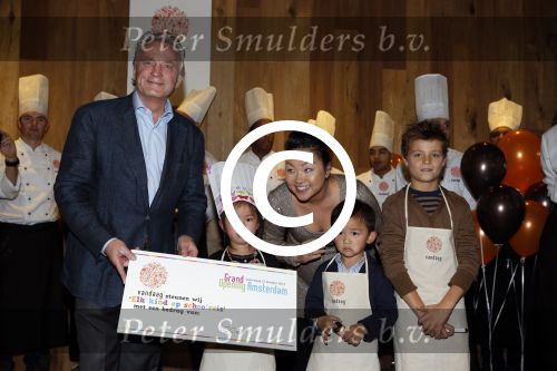Amsterdam 31 oktober 2012
Hans Breukhoven neemt cheque in ontvangst bij restaurant Vandaag.
Peter Smulders bv