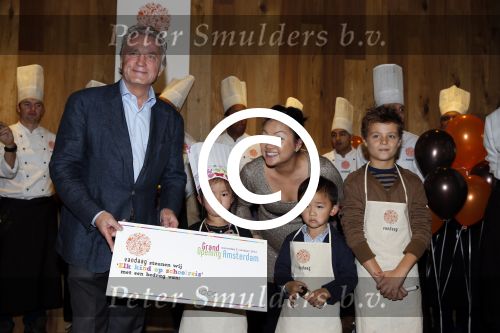 Amsterdam 31 oktober 2012
Hans Breukhoven neemt cheque in ontvangst bij restaurant Vandaag.
Peter Smulders bv