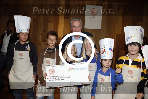 Amsterdam 31 oktober 2012
Hans Breukhoven neemt cheque in ontvangst bij restaurant Vandaag.
Peter Smulders bv