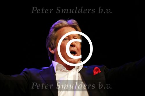 Zeist 21 november 2012
Hans Kazan krijgt prijs in het Fyji theater in Zeist.
Aanwezig zijn zijn zoons Oscar Renzo en Steven alsmede zijn schoondochters Mara en..
Peter Smulders bv