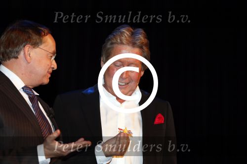 Zeist 21 november 2012
Hans Kazan krijgt prijs in het Fyji theater in Zeist.
Aanwezig zijn zijn zoons Oscar Renzo en Steven alsmede zijn schoondochters Mara en..
Peter Smulders bv