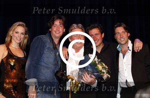 Zeist 21 november 2012
Hans Kazan krijgt prijs in het Fyji theater in Zeist.
Aanwezig zijn zijn zoons Oscar Renzo en Steven alsmede zijn schoondochters Mara en..
Peter Smulders bv