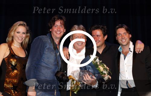 Zeist 21 november 2012
Hans Kazan krijgt prijs in het Fyji theater in Zeist.
Aanwezig zijn zijn zoons Oscar Renzo en Steven alsmede zijn schoondochters Mara en..
Peter Smulders bv