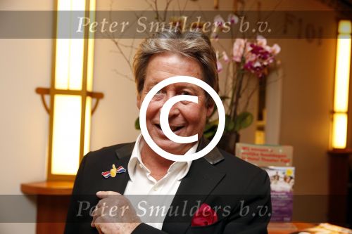 Zeist 21 november 2012
Hans Kazan krijgt prijs in het Fyji theater in Zeist.
Aanwezig zijn zijn zoons Oscar Renzo en Steven alsmede zijn schoondochters Mara en..
Peter Smulders bv