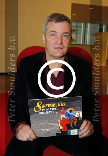 Amsterdam 13 november 2012
Presentatie Douwe Egberts sinterklaasboeken in de bibliotheek
met Carice v Houten Jan Terlouw Herman Finkers en Winston Gerschtanowitz.
Peter Smulders bv