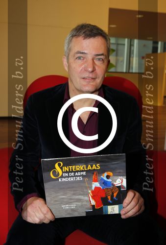 Amsterdam 13 november 2012
Presentatie Douwe Egberts sinterklaasboeken in de bibliotheek
met Carice v Houten Jan Terlouw Herman Finkers en Winston Gerschtanowitz.
Peter Smulders bv