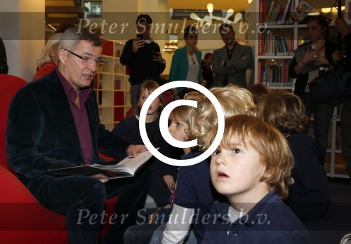 Amsterdam 13 november 2012
Presentatie Douwe Egberts sinterklaasboeken in de bibliotheek
met Carice v Houten Jan Terlouw Herman Finkers en Winston Gerschtanowitz.
Peter Smulders bv