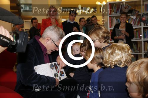 Amsterdam 13 november 2012
Presentatie Douwe Egberts sinterklaasboeken in de bibliotheek
met Carice v Houten Jan Terlouw Herman Finkers en Winston Gerschtanowitz.
Peter Smulders bv