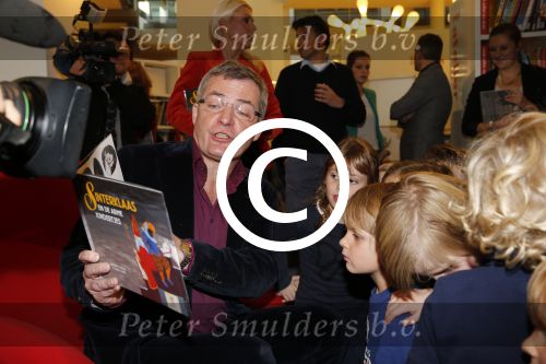 Amsterdam 13 november 2012
Presentatie Douwe Egberts sinterklaasboeken in de bibliotheek
met Carice v Houten Jan Terlouw Herman Finkers en Winston Gerschtanowitz.
Peter Smulders bv
