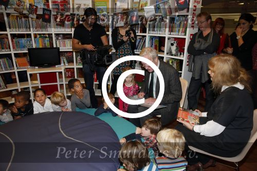 Amsterdam 13 november 2012
Presentatie Douwe Egberts sinterklaasboeken in de bibliotheek
met Carice v Houten Jan Terlouw Herman Finkers en Winston Gerschtanowitz.
Peter Smulders bv