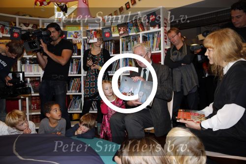 Amsterdam 13 november 2012
Presentatie Douwe Egberts sinterklaasboeken in de bibliotheek
met Carice v Houten Jan Terlouw Herman Finkers en Winston Gerschtanowitz.
Peter Smulders bv