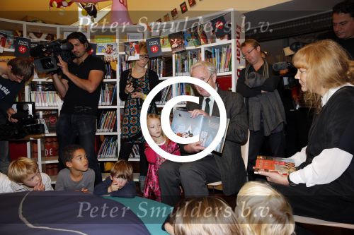Amsterdam 13 november 2012
Presentatie Douwe Egberts sinterklaasboeken in de bibliotheek
met Carice v Houten Jan Terlouw Herman Finkers en Winston Gerschtanowitz.
Peter Smulders bv