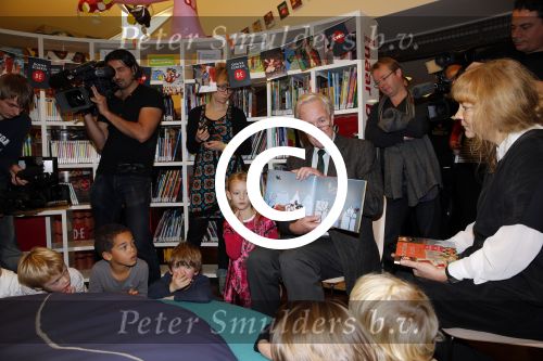 Amsterdam 13 november 2012
Presentatie Douwe Egberts sinterklaasboeken in de bibliotheek
met Carice v Houten Jan Terlouw Herman Finkers en Winston Gerschtanowitz.
Peter Smulders bv