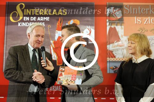Amsterdam 13 november 2012
Presentatie Douwe Egberts sinterklaasboeken in de bibliotheek
met Carice v Houten Jan Terlouw Herman Finkers en Winston Gerschtanowitz.
Peter Smulders bv