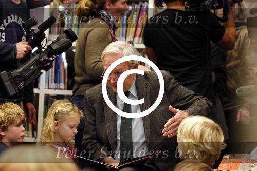Amsterdam 13 november 2012
Presentatie Douwe Egberts sinterklaasboeken in de bibliotheek
met Carice v Houten Jan Terlouw Herman Finkers en Winston Gerschtanowitz.
Peter Smulders bv