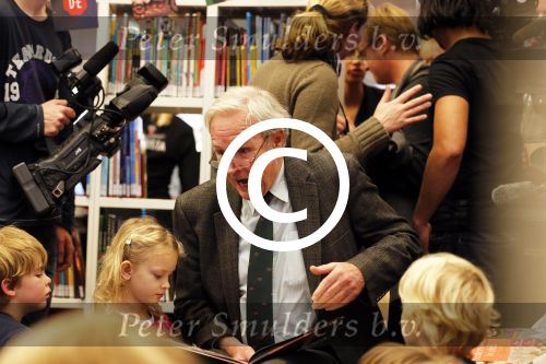 Amsterdam 13 november 2012
Presentatie Douwe Egberts sinterklaasboeken in de bibliotheek
met Carice v Houten Jan Terlouw Herman Finkers en Winston Gerschtanowitz.
Peter Smulders bv