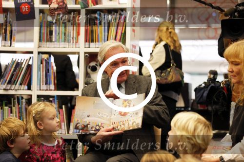 Amsterdam 13 november 2012
Presentatie Douwe Egberts sinterklaasboeken in de bibliotheek
met Carice v Houten Jan Terlouw Herman Finkers en Winston Gerschtanowitz.
Peter Smulders bv