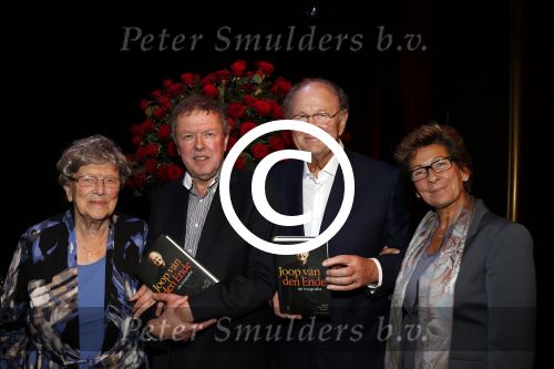 Amsterdam 24 oktober 2012
Presentatie boek/biografie Joop v d Ende in het nieuwe de la mar theater. Joop en Janine v d Ende met Herman v Gelder en zijn moeder
Peter Smulders bv