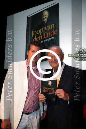 Amsterdam 24 oktober 2012
Presentatie boek/biografie Joop v d Ende in het nieuwe de la mar theater. Joop met boekhandelaar
Peter Smulders bv