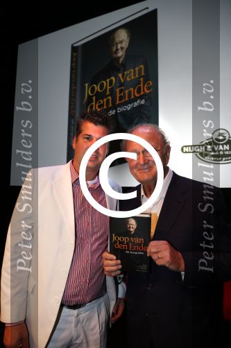 Amsterdam 24 oktober 2012
Presentatie boek/biografie Joop v d Ende in het nieuwe de la mar theater. Joop met boekhandelaar
Peter Smulders bv