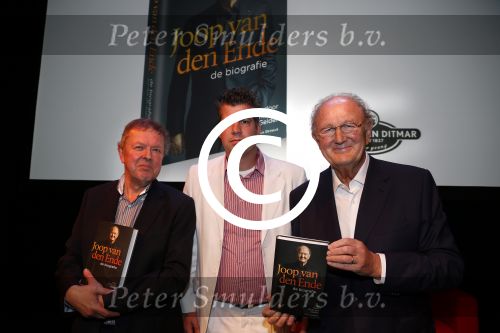 Amsterdam 24 oktober 2012
Presentatie boek/biografie Joop v d Ende in het nieuwe de la mar theater. Joop met boekhandelaar
Peter Smulders bv