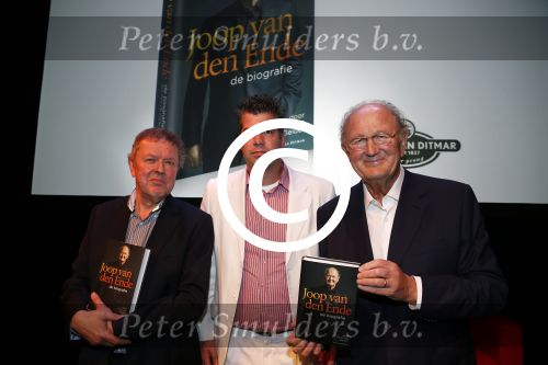 Amsterdam 24 oktober 2012
Presentatie boek/biografie Joop v d Ende in het nieuwe de la mar theater. Joop met boekhandelaar
Peter Smulders bv