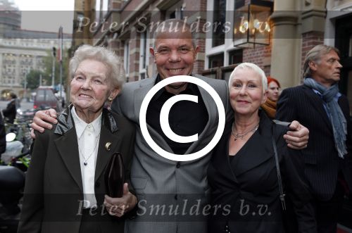 Amsterdam 24 oktober 2012
Presentatie boek/biografie Joop v d Ende in het nieuwe de la mar theater. zus Joop v d Ende met familie
Peter Smulders bv