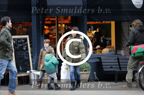Amsterdam 3 november 2012
Kim v Kooten met haar kinderen aan het winkelen .
Peter Smulders bv