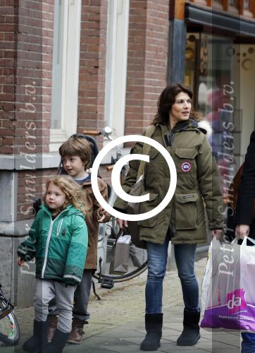 Amsterdam 3 november 2012
Kim v Kooten met haar kinderen aan het winkelen .
Peter Smulders bv